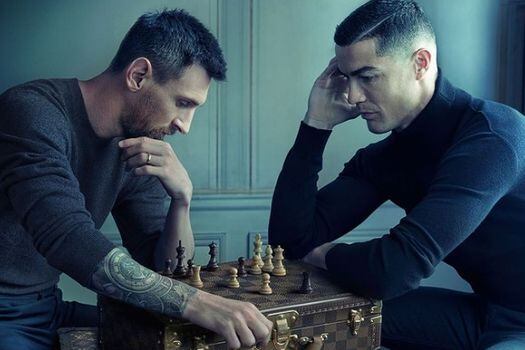 La foto, en la que aparecen Lionel Messi y Cristiano Ronaldo, formaba parte de una campaña publicitaria de la marca de moda Louis Vuitton. 