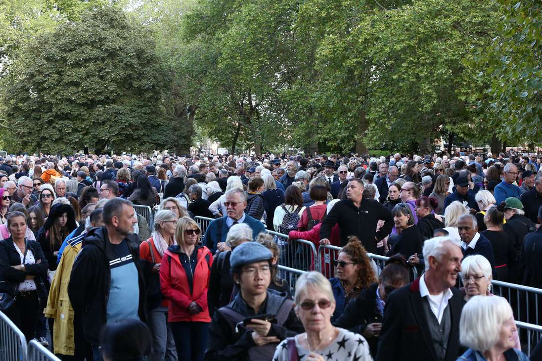 Miles de personas han desfilado por la capilla ardiente de Isabel II, al tiempo que otras tantas, con la esperanza de ver su féretro, siguen haciendo una kilométrica fila.