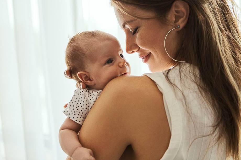 Abrazar a los bebés también genera un claro efecto calmante en los padres, según los resultados científicos del estudio.