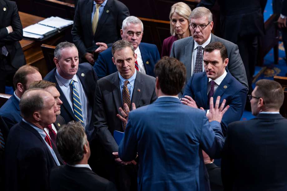 El representante republicano de Florida, Matt Gaetz (C), conversa con sus compañeros republicanos en medio de las votaciones de la Cámara para el próximo Presidente de la Cámara en el Capitolio de los EE. UU. en Washington, D. C.