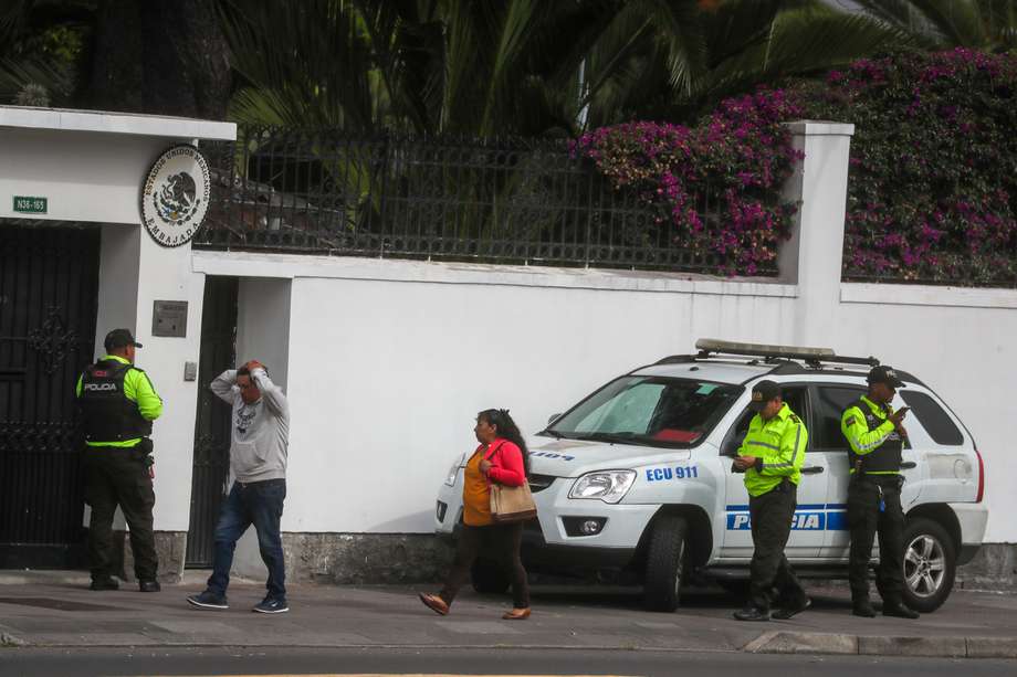 Fotografía de la entrada a la Embajada de México este sábado en Quito (Ecuador). 