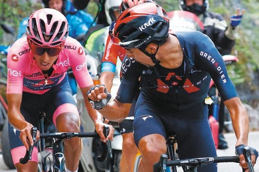  Daniel Felipe Martínez fue el salvador de Egan Bernal en la etapa 17 del Giro de Italia.  / AFP