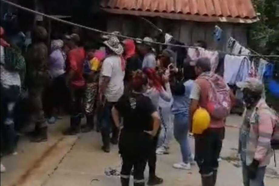 Según el Ejército, más de 200 personas impidieron la captura de un grupo de disidentes en Briceño (Antioquia). La institución asegura que los civiles fueron instrumentalizados por los violentos.