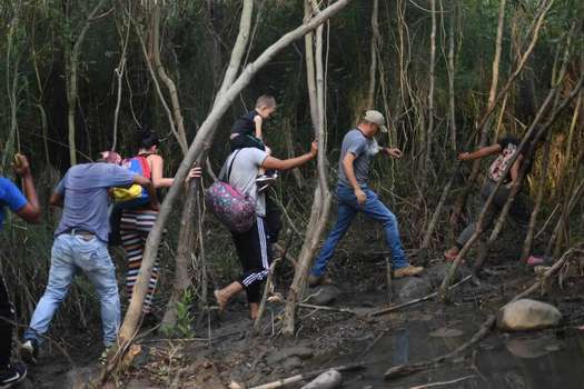 Abogados aseguran que a los venezolanos deportados pro supuestamente participar en hechos vandálicos se les está violando el derecho a la defensa y al debido proceso. / AFP/ imagen de referencia 