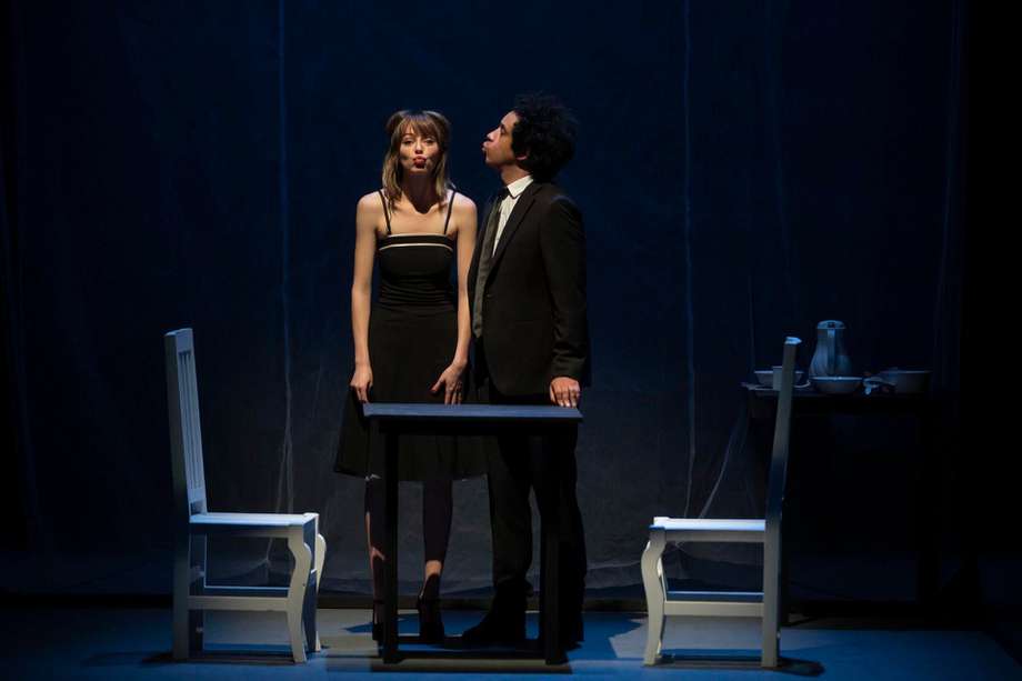 Una de las escenas de la obra “Superpasito”, actuada por Luna Baxter y Julio Escallón.