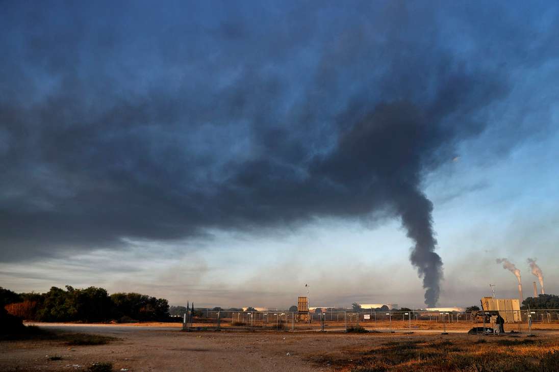 Una columna de humo de un incendio furioso en un depósito petroquímico se eleva en una instalación de almacenamiento de petróleo alcanzada por los cohetes de Hamas el día anterior, cerca de la central eléctrica de Rutenberg en la ciudad de Ashkelon, en el sur de Israel, el 12 de mayo de 2021