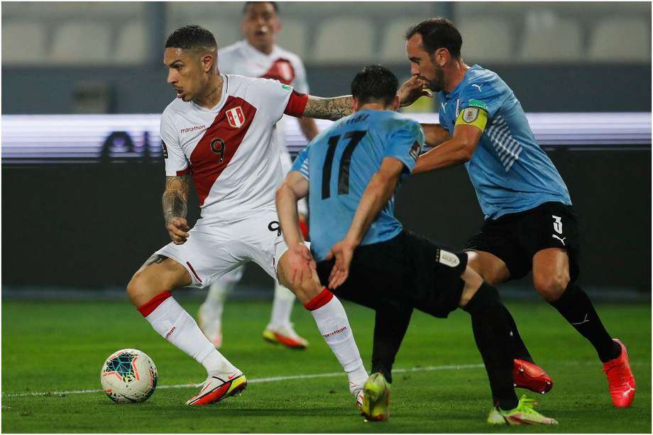 Intenso resultó el duelo entre los capitanes de Perú y Uruguay, Paolo Guerrero y Diego Godín, respectivamente.