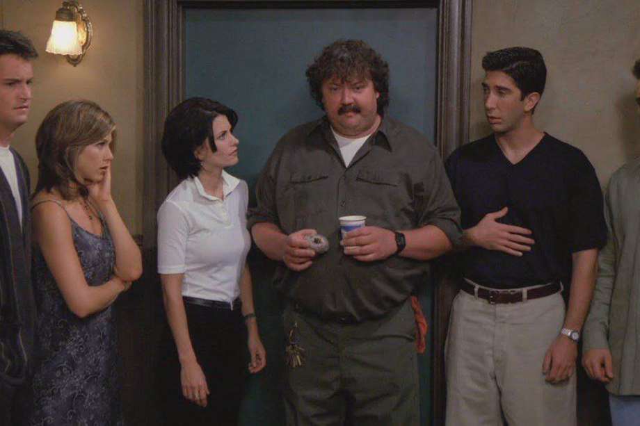 Mike Hagerty (centro) en una escena de la serie "Friends".