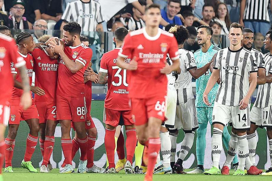 Benfica remontó el partido contra Juventus con goles de Joao Mario y David Neres.
