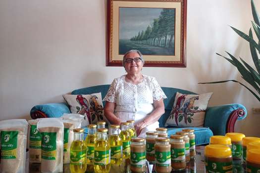 Ella es Elfidia Esther Iriarte, la emprendedora que además de generar empleo, ayuda a los campesinos de Sucre usando los cultivos propios de la región para darles uso en cremas y aceites, entre otros.