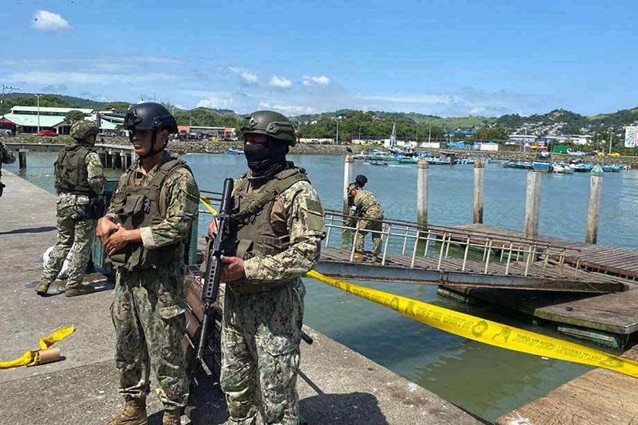 Las fuerzas de seguridad ecuatorianas han intensificado las operaciones en la provincia de Esmeraldas para dar con el paradero de los responsables de la masacre del martes.