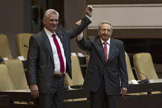 Raúl Castro junto al presidente de Cuba, Miguel Díaz-Canel.

