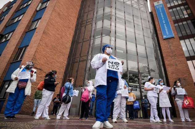Trabajadores de la salud de Colombia realizan plantón en rechazo al confinamiento inteligente