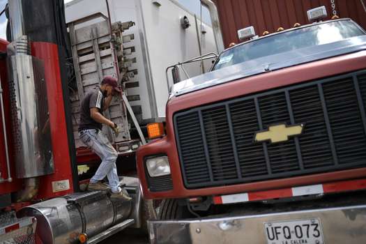Quienes salieron ayer, seis de mayo, a las calles hacen parte de la Cruzada Nacional Camionera, conformada por la Asociación de Transportadores de Carga (ACT), la Asamblea Nacional de Transportadores (ANT) y la Confederación Colombiana de Transportadores (CCT).