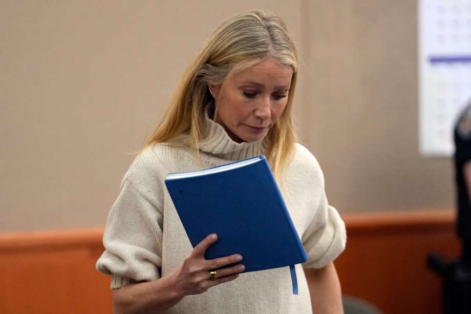 La actriz Gwyneth Paltrow en la sala del tribunal donde está siendo acusada de chocar contra un esquiador durante unas vacaciones familiares en 2016.