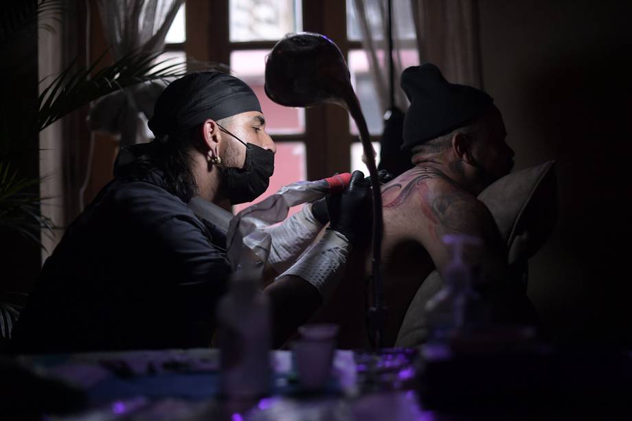 Evento de artistas tatuadores que se llevará a cabo en Casa del Rey, un restaurante en el centro de Bogotá, este fin de semana. El evento tendrá tatuajes en vivo, exposición de arte, marcas independientes y gastronomía, con el fin de apoyar la reactivación de ese sector artístico que se vio fuertemente golpeado por la pandemia.