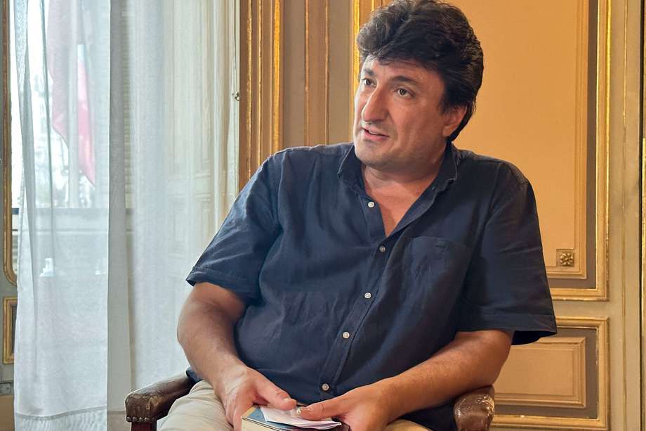 El historiador español Mario Amorós posa para los fotógrafos durante una entrevista con EFE previa a la presentación de su libro "Salvador Allende. EFE/Ana Báez
