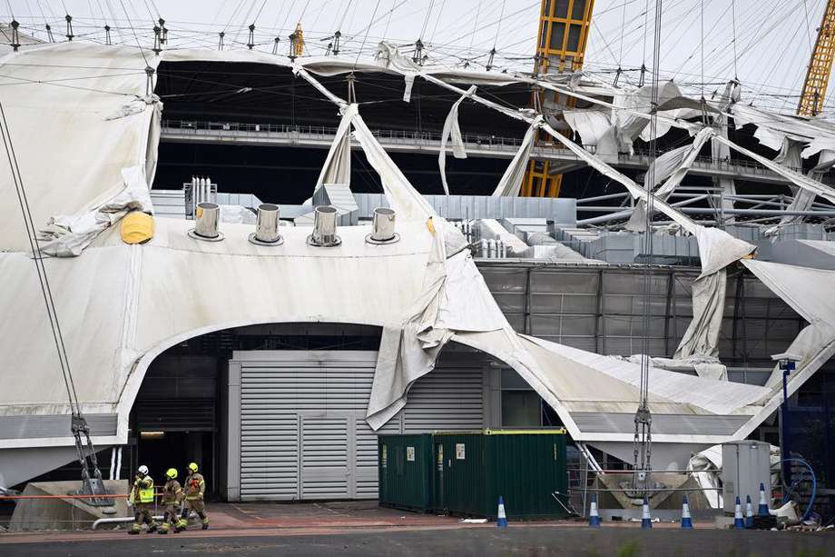 El paso de Eunice por Londres, Reino Unido, dejó daños en el techo de la Arena O2.