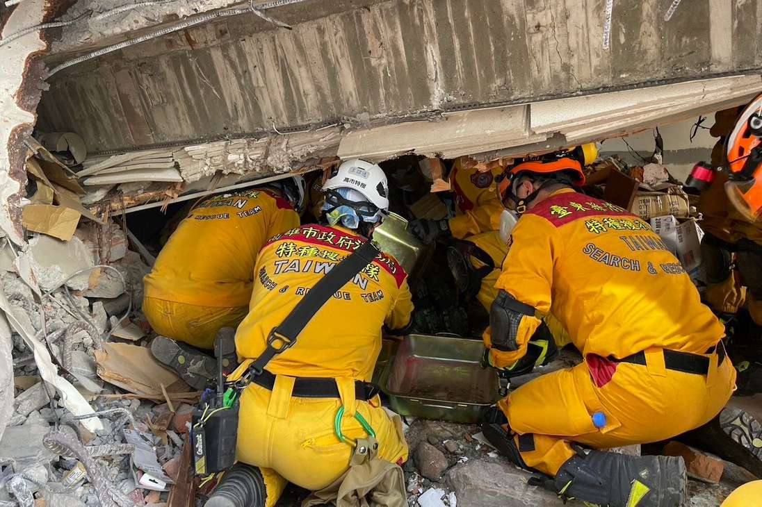 Taipei (Taiwan), 03/04/2024.- A handout photo provided by the Taiwan National Fire Agency shows members of a search and rescue team conducting rescue operations in a building following a magnitude 7.4 earthquake in Hualien, Taiwan, 03 April 2024. A magnitude 7.4 earthquake struck Taiwan on the morning of 03 April with an epicenter 18 kilometers south of Hualien City at a depth of 34.8 km, according to the United States Geological Survey (USGS). (Terremoto/sismo, Estados Unidos) EFE/EPA/NATIONAL FIRE AGENCY HANDOUT HANDOUT EDITORIAL USE ONLY/NO SALES HANDOUT EDITORIAL USE ONLY/NO SALES