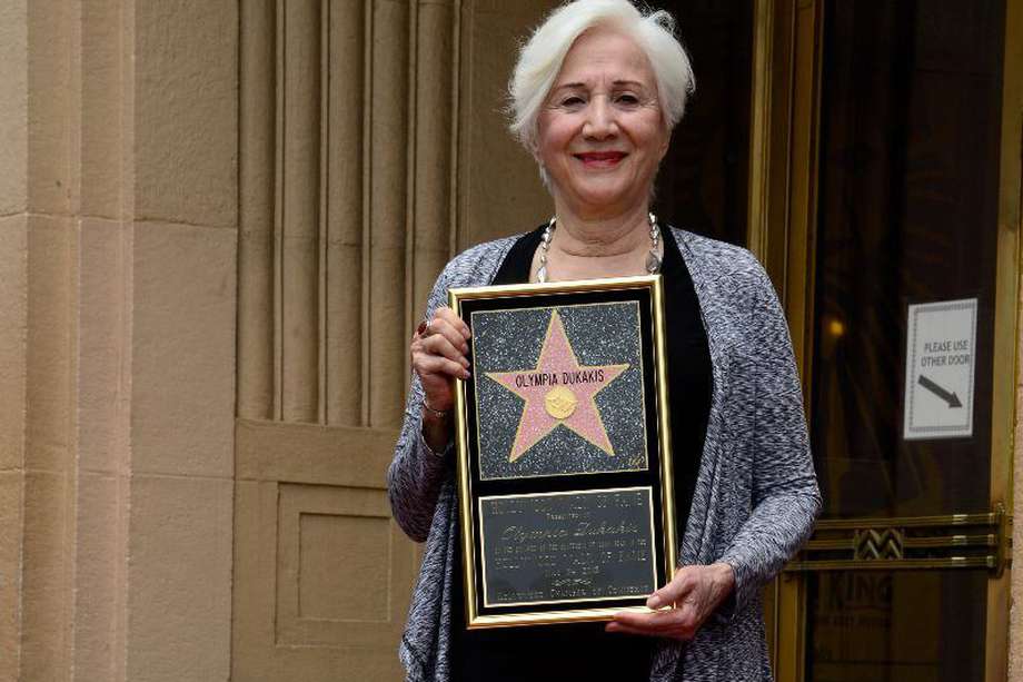 La actriz Olympia Dukakis dedicó buena parte de su vida al teatro cuando alcanzó el éxito en la gran pantalla con 56 años, al meterse en la piel de la madre de Cher, Rose Castorini, en "Moonstruck" ("Hechizo de luna"), de 1987.