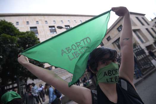 Manifestaciones de grupos a favor y en contra del aborto, realizado a las afueras del Palacio de Justicia en apoyo a sus movimientos, mientras se lleva a cabo el debate en la Corte Constitucional.