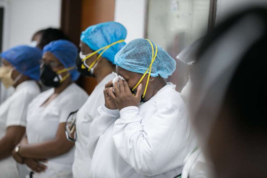 Cifras del Instituto Nacional de Salud (INS) indican que en el personal de salud se cuentan 43.399 casos de coronavirus y 216 fallecidos. El proyecto comenzaría su trámite la otra semana, cuando el Parlamento reanuda sesiones. /Referencia-