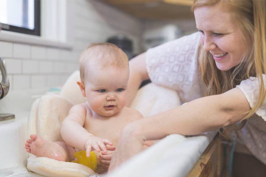 Durante los primeros meses, no es necesario que bañes a tu bebé a diario, para evitar que su piel se irrite y se seque