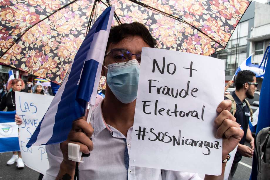 Nicaragüenses opuestos al gobierno del presidente Daniel Ortega marcharon en Costa Rica exigiendo la liberación de los presos políticos y en contra de las elecciones municipales realizadas en su país.