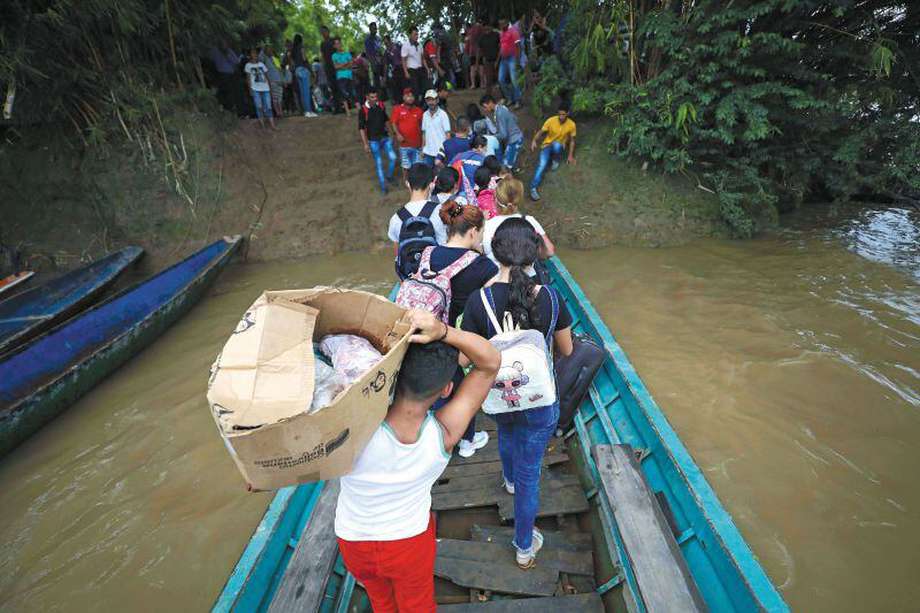 Miles de desplazados que huyen de los bombardeos han ingresado a Colombia en canoas, a través de pasos informales del río Arauca. / AP (Imagen de referencia)