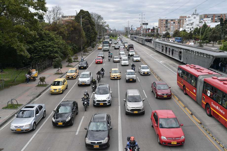 Diversos trancones y filas de vehículos en las calles de Bogotá