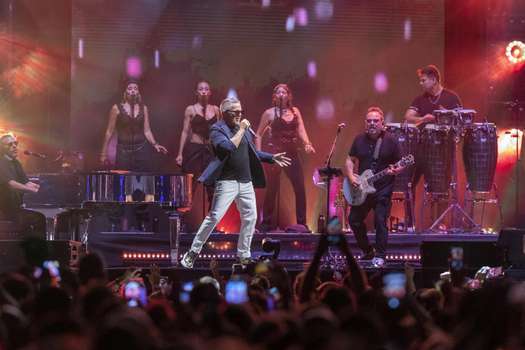 Actuación del cantante Alejandro Sanz en la ciudad española de Zaragoza con su gira "Sanz en vivo" el pasado 25 de junio.