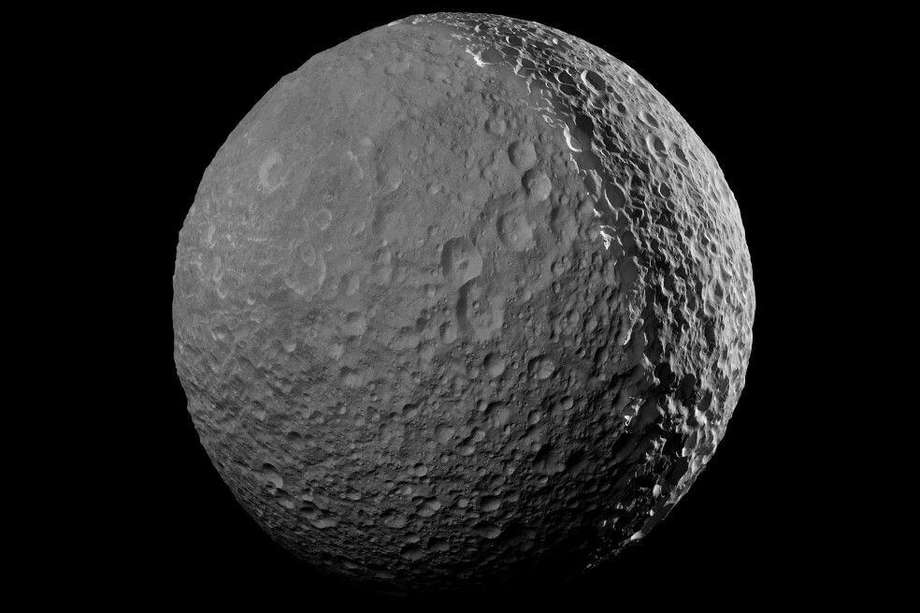 Mimas, luna de Saturno, fue descrita por primera vez en 1789 por el astrónomo William Herschel.