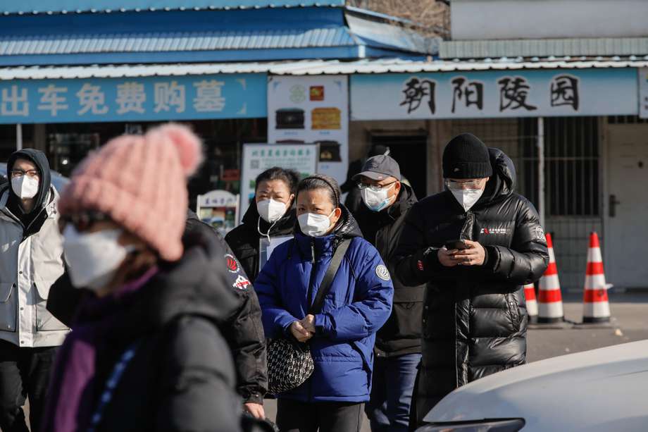 Ante la ola de nuevos contagios de covid-19 en China, el gobierno sostiene que ha tomado decisiones basadas en la ciencia y por la vida de sus ciudadanos. EFE/EPA/WU HAO
