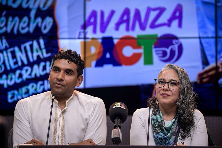 El representante a la Cámara, David Racero, y la senadora María José Pizarro, de la coalición del Pacto Histórico, ofrecieron una rueda de prensa sobre las elecciones regionales desde el Congreso.