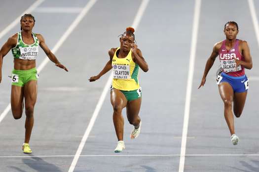 AME7157. CALI (COLOMBIA), 03/08/2022.- Tina Clayton (centro) de Jamaica en la prueba de 100m mujeres durante el Campeonato Mundial de Atletismo Sub20 Cali 2022, en el Estadio Pascual Guerrero.
