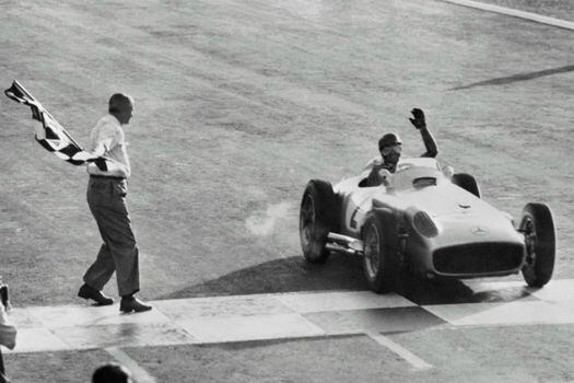 Juan Manuel Fangio gana el Gran Premio de Buenos Aires, el 16 de enero de 1955.