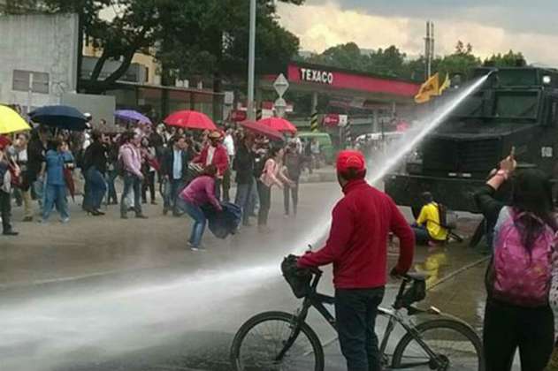 Esmad de la Policía lanzó gases y agua a maestros que protestan en la Calle 26