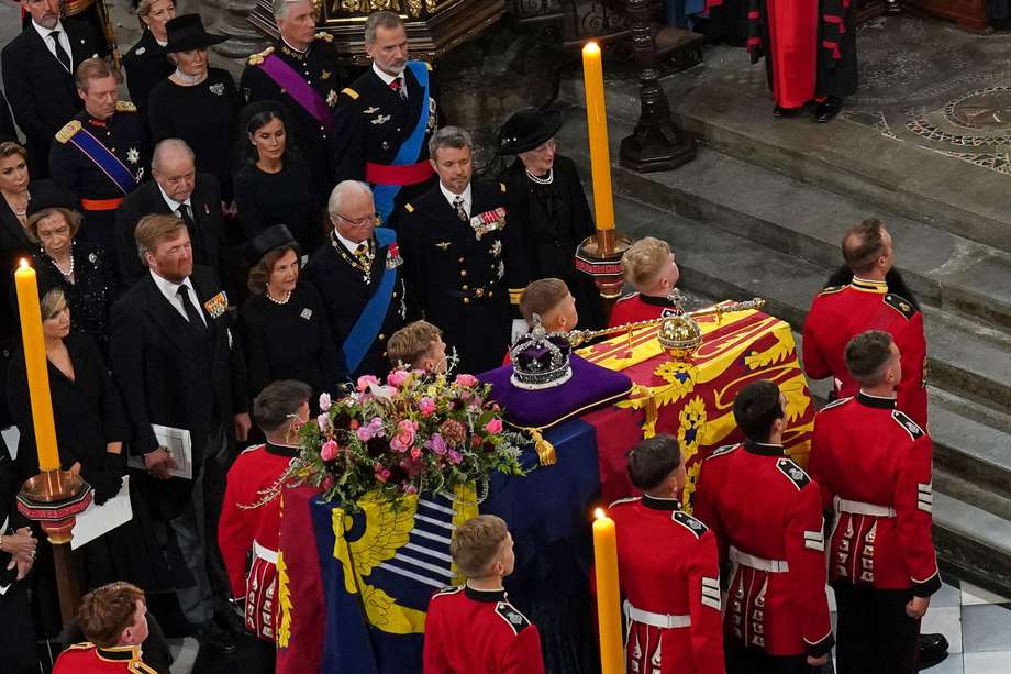Juan Carlos, que abdicó en 2014 en favor de su hijo, fue invitado por el gobierno británico al funeral de Isabel II, mientras que el gobierno español insistió en que el representante de España en ese tipo de eventos era Felipe VI. En la foto, la familia real española está sentada en la segunda fila. 