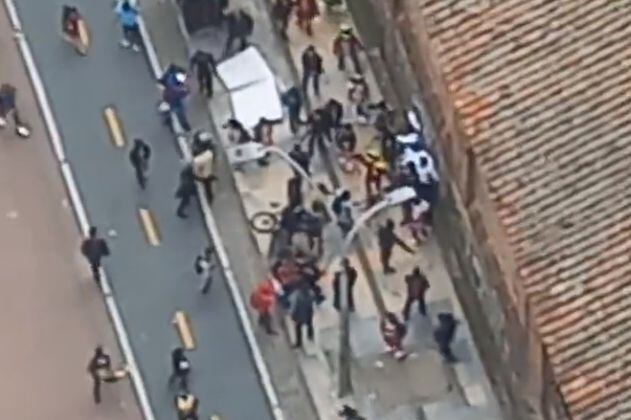 Protesta de indígenas escaló a disturbios y agresiones, en el centro de Bogotá