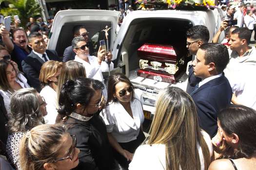 Durante la despedida del cantautor Darío Gómez, se presentaron varios disturbios que alteraron los ánimos en medio de su entierro. EFE/ Luis Eduardo Noriega
