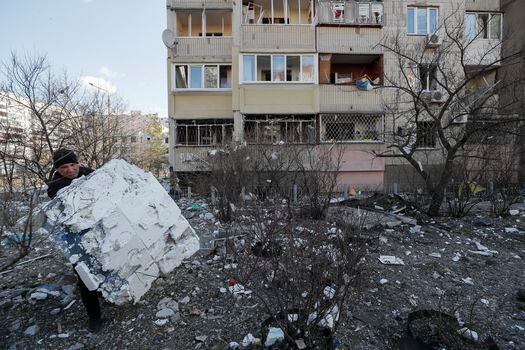 Destroços em área residencial de Kiev bombardeados na noite de quarta-feira.