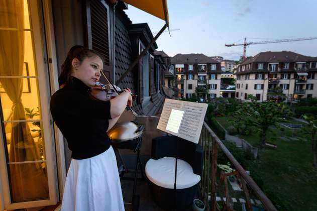 La violinista Alexandra Conunova "salva almas" desde su balcón en Suiza