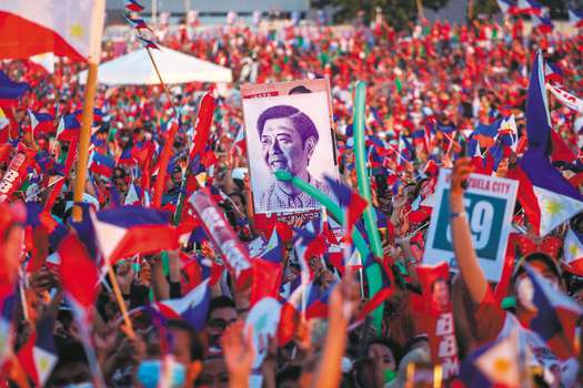 Dos días antes de las elecciones, en los suburbios de Manila, los partidarios de Ferdinand Marcos Jr. se reunieron en un mitin a favor del candidato. 
