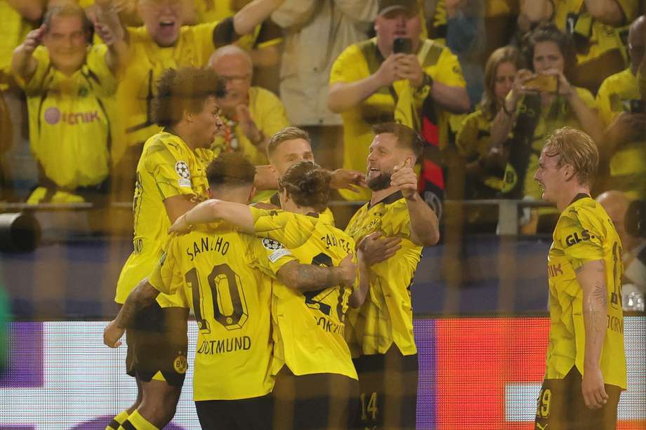 Niclas Fullkrug y sus compañeros celebran el gol con el que Borussia Dortmund le ganó 1-0 al Paris Saint-Germain. EFE/EPA/FRIEDEMANN VOGEL
