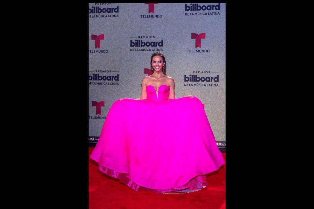 La presentadora mexicana de televisión Jessica Carrillo posa en la alfombra roja de los Premios Billboard de la Música Latina, hoy, en el Watsco Center en Miami, Florida