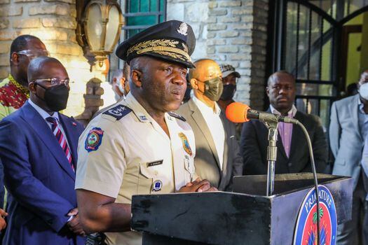 El jefe de la policía de Haití,  Leon Charles, dando detalles sobre la captura de Emmanuel Sanon, presunto autor intelectual del magnicidio.