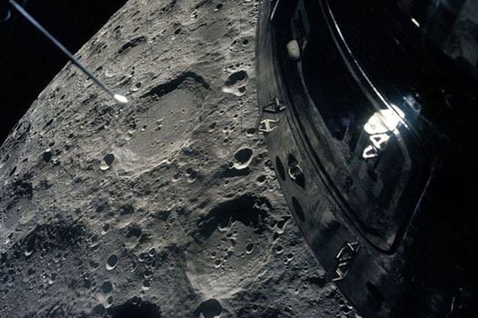 La tripulación del Apolo 13 fotografió la Luna desde su "bote salvavidas" del Módulo Lunar al pasar junto a ella