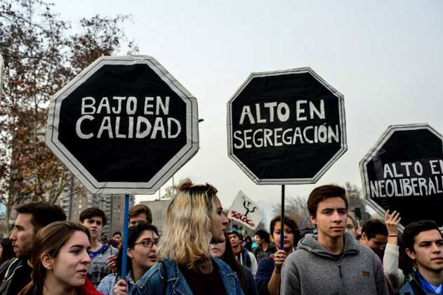 Estudiantes chilenos durante marcha exigen reforma educativa 