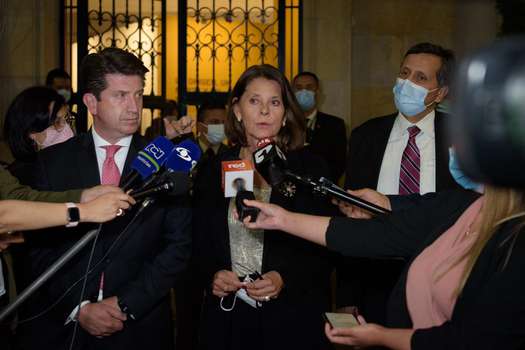 Diego Molano y Marta Lucía Ramírez comparecen ante los medios luego de la reunión con el embajador ruso.