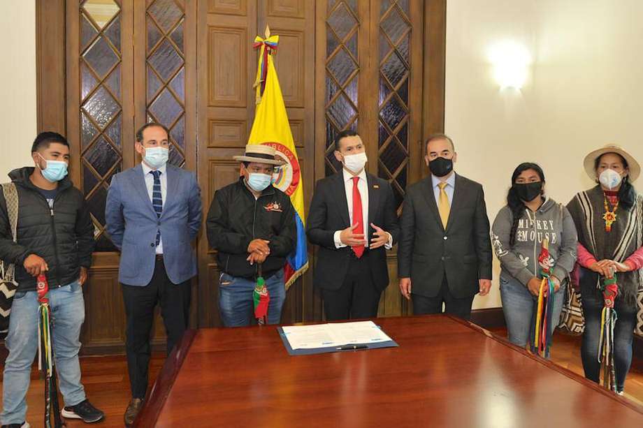 En el centro, el ministro Daniel Palacios durante la firma del memorando de entendimiento para la destinación de los recursos para los indígenas del CRIC.